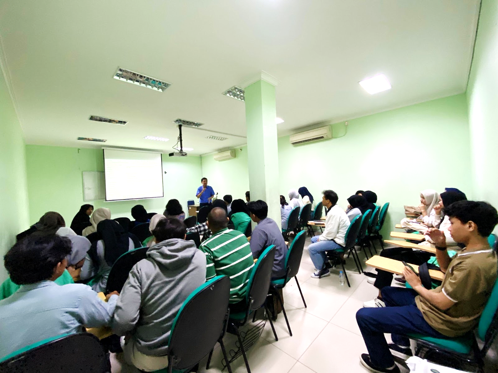 Keunggulan Program S1 Manajemen Logistik STIAMI: Membangun Karir Cemerlang di Era Digital