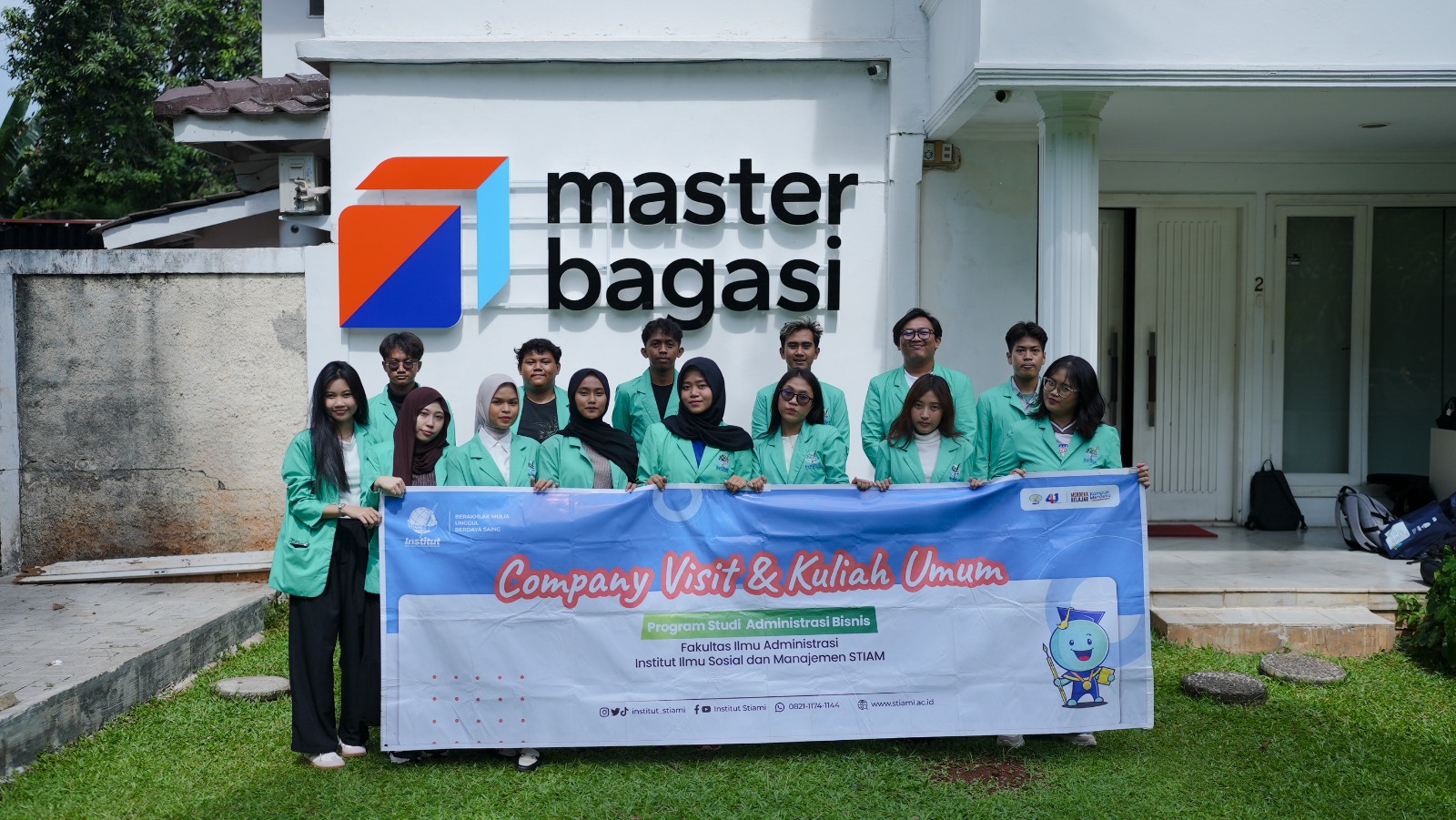 Mahasiswa Program Studi S1 Administrasi Bisnis, Fakultas Ilmu Administrasi Institut STIAMI Kunjungi PT. Master Bagasi Indonesia Perusahaan Startup dibidang ekspor : Pelajari Strategi Bisnis Digital dan Ekspor Produk Lokal